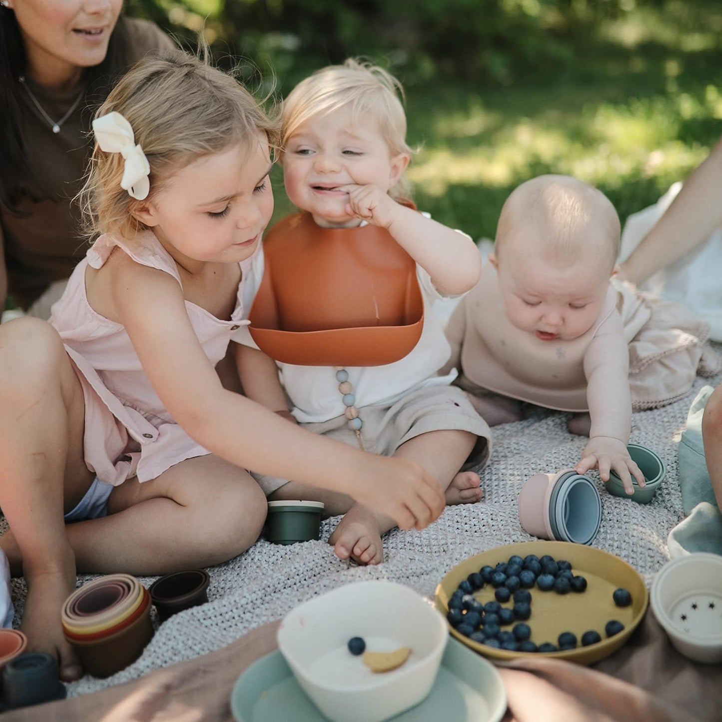 Mushie - 矽膠圍兜 Silicone Baby Bib (Rainbows)